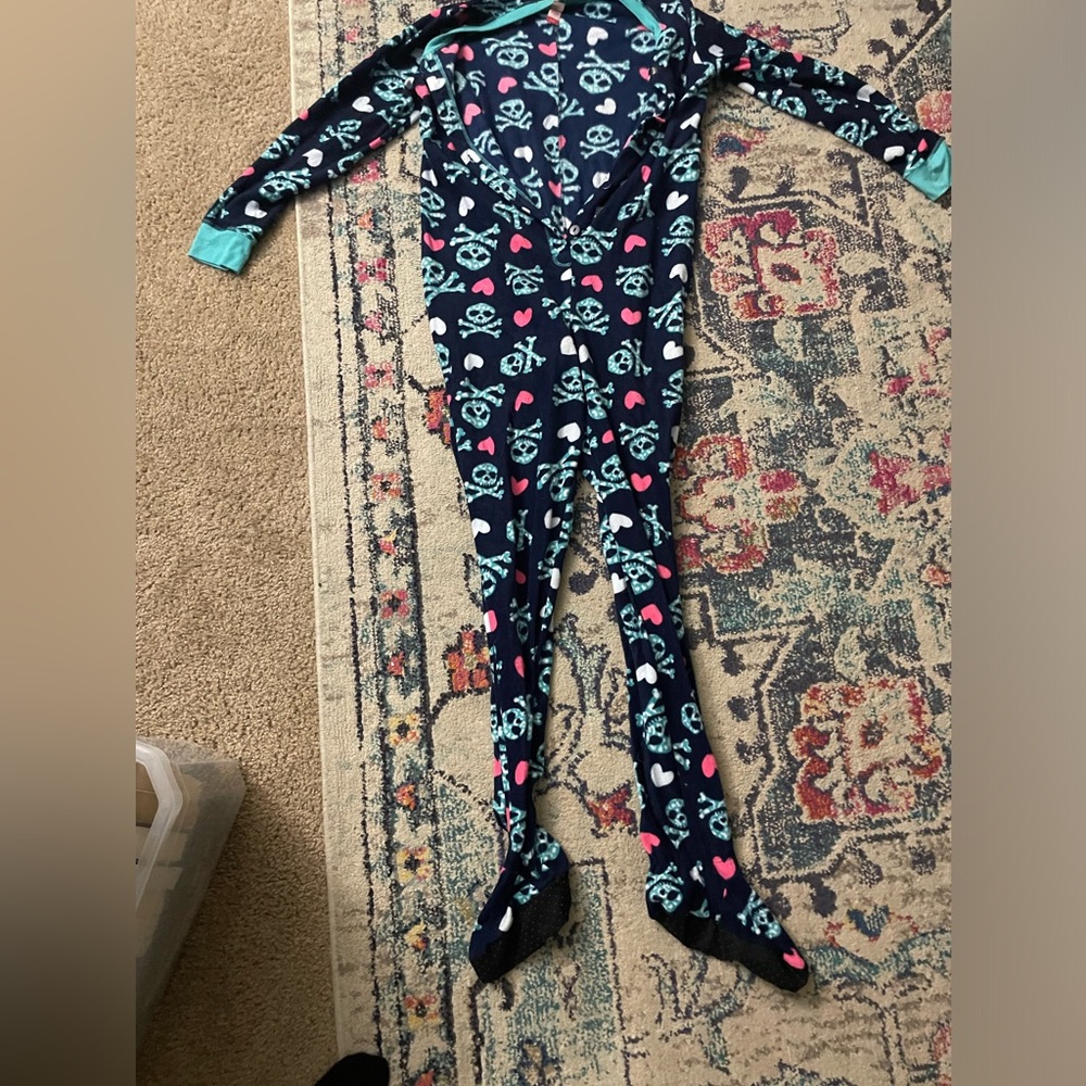 skull and heart footy pajamas. Missing one button. Size Large.